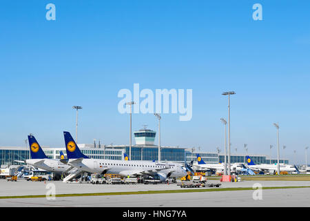 Lufthansa, aeromobili, piano, terminale 2, satellite, Torre, vista panorama, cielo blu, traffico, roll, MUC, EDDM, Aeroporto di Monaco di Baviera, Erding, Freising, Monaco di Baviera Foto Stock