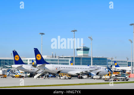 Lufthansa, aeromobili, piano, terminale 2, satellite, Torre, vista panorama, cielo blu, traffico, roll, MUC, EDDM, Aeroporto di Monaco di Baviera, Erding, Freising, Monaco di Baviera Foto Stock