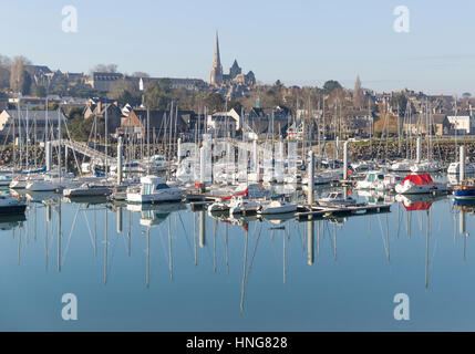 Il Seaport marina a Treguier in Bretagna, Francia - Il campanile di San Tugdual è in background Foto Stock