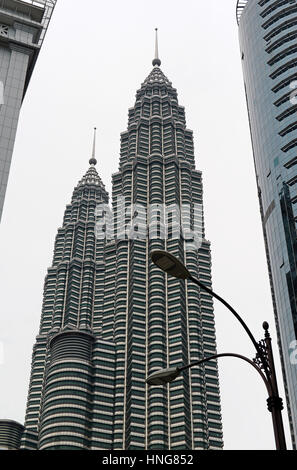 KUALA LUMPUR CIRCA NEL FEBBRAIO 2017. Le Torri Petronas, una volta che gli edifici più alti del mondo sono il centro architettonico pezzo di etnicamente un Foto Stock