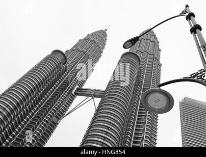 KUALA LUMPUR CIRCA NEL FEBBRAIO 2017. Le Torri Petronas, una volta che gli edifici più alti del mondo sono il centro architettonico pezzo di etnicamente un Foto Stock