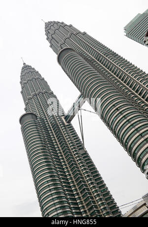 KUALA LUMPUR CIRCA NEL FEBBRAIO 2017. Le Torri Petronas, una volta che gli edifici più alti del mondo sono il centro architettonico pezzo di etnicamente un Foto Stock