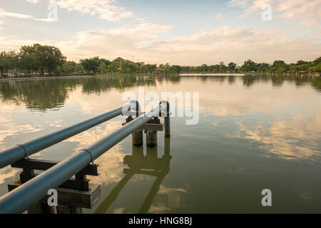 Il tubo di acciaio collegare dalla pompa nel lago nel parco pubblico Foto Stock