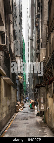 Stretto vicoletto con cestino e cassonetti in Causway Bay. Hong Kong. Cina. Foto Stock