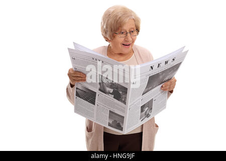 Sorpreso donna anziana leggendo un giornale isolati su sfondo bianco Foto Stock