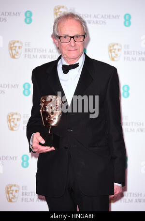 Ken Loach con premi per le straordinarie British Film per 'Io, Daniele Blake' in sala stampa durante l'EE British Academy Film Awards tenutosi presso la Royal Albert Hall, Kensington Gore, Kensington, Londra. Stampa foto di associazione. Picture Data: domenica 12 febbraio 2017. Vedere PA Storia SHOWBIZ Baftas. Foto di credito dovrebbe leggere: Ian West/PA FILO Foto Stock