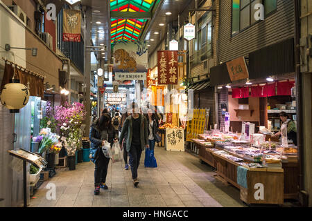 Mercato Nishiki nel centro di Kyoto, Giappone Foto Stock