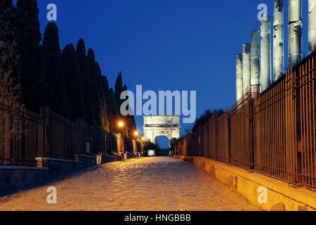 Arco di Tito (Arco di Tito) a notte a Roma, Italia. Foto Stock