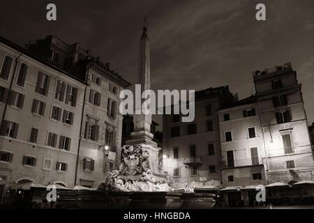 Piazza della Rotonda nella parte anteriore del Pantheon di notte a Roma, Italia. Foto Stock