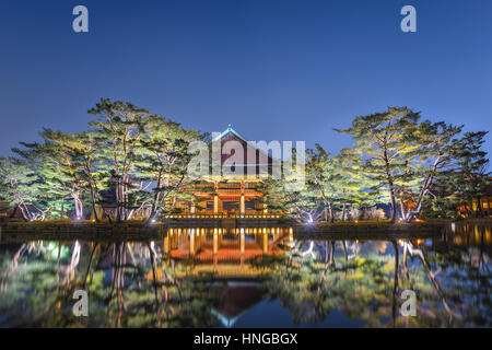 Padiglione Gyeonghoeru presso il Palazzo Gyeongbokgung di notte, Seoul, Corea del Sud Foto Stock