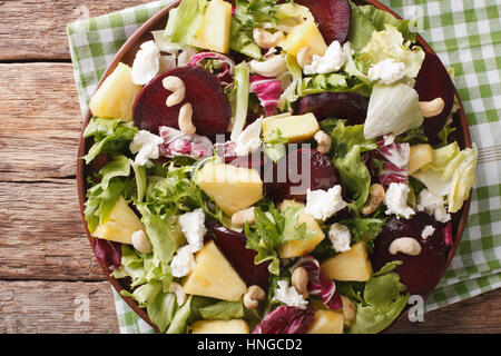 Insalata fresca di bietole, ananas, formaggio di capra, anacardi e verdi mix closeup su una piastra orizzontale di vista da sopra Foto Stock