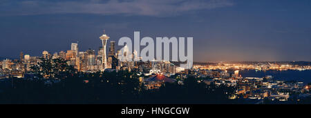 Seattle skyline della città di notte con urban edifici per uffici visitati da Kerry Park. Foto Stock