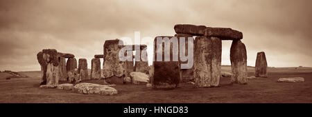 Stonehenge panorama in bianco e nero con il cloud vicino a Londra come il patrimonio nazionale sito DEL REGNO UNITO. Foto Stock