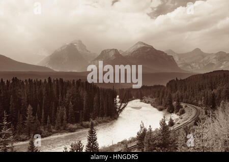 Fiume di montagna e la linea ferroviaria nel Parco Nazionale di Banff Foto Stock