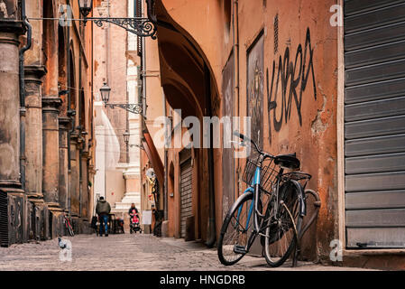 Immagine della vecchia bicicletta appoggiata contro la parete. Bologna, Italia. Foto Stock