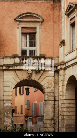 Immagine di una tipica strada a Bologna, Italia. Foto Stock