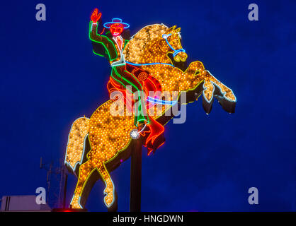 La Hacienda cavallo e cavaliere sign in Las Vegas Fremont Street. Questo è il primo segno di essere messe in mostra sul Fremont Street Foto Stock