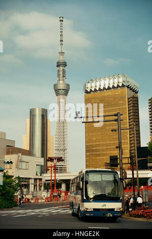 TOKYO, Giappone - 13 Maggio: Street view il 13 maggio 2013 a Tokyo. Tokyo è la capitale del Giappone e la più popolosa area metropolitana del mondo Foto Stock