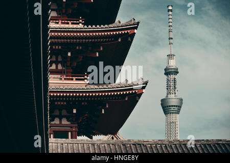 TOKYO, Giappone - 15 Maggio: Skytree e architettura storica nel tempio il 15 maggio 2013 a Tokyo. Tempio di Sensoji, fondata nel 645 CE, il che la rende la più antica Foto Stock