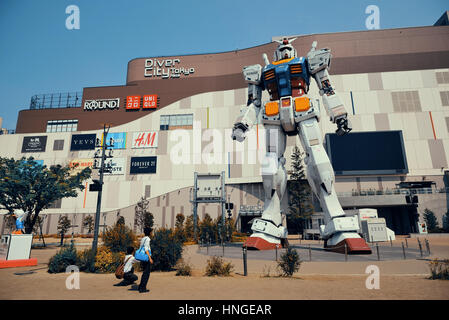TOKYO, Giappone - 15 Maggio: Giant Robot Gundam statua a Divercity il 15 maggio 2013 a Tokyo. Tokyo è la capitale del Giappone e la più popolosa metropolit Foto Stock