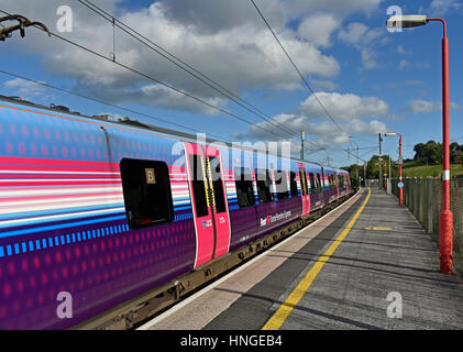 La British Rail 350/4 classe Desiro Transpennine Express elettrico unità multiple a stazione Oxenholme, Cumbria, England, Regno Unito, Europa. Foto Stock