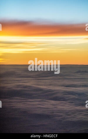 Vista aerea vivid tramonto quando volare al di sopra delle nuvole sopra il Golfo del Messico in rotta per Città del Messico Foto Stock