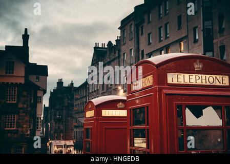 Edinburgh City street view Telefono con casella nel Regno Unito. Foto Stock