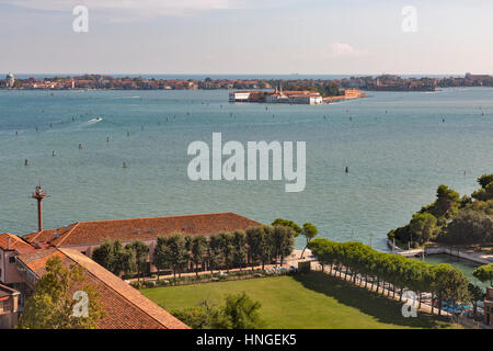 Vista sulla laguna di Venezia Lido, San Servolo e San Lazzaro isole dalla chiesa di San Giorgio Maggiore torre campanaria, Italia. Foto Stock