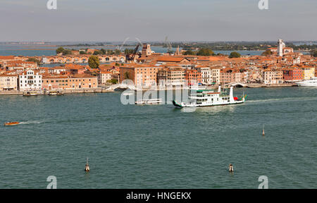 La laguna di Venezia con le barche a vela e cityscape, Italia. Foto Stock