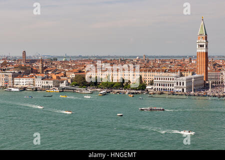 Vista aerea della laguna di Venezia, Italia con campanile, Giardini Reali e la Piazza di San Marco. Foto Stock