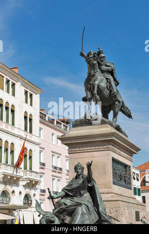 Equestre di Vittorio Emanuele II monumento contro il cielo blu e chiaro in Piazza Venezia di Roma, Italia. Foto Stock