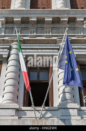 Unione Europea e Italiana bandiere nazionali closeup. Palazzo Ducale di finestra aperta a Venezia, Italia Foto Stock