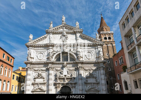 Campo San Moise square e la facciata della chiesa di San Moise, una chiesa cattolica romana costruita in stile barocco nel VIII secolo. Venezia, Italia. Foto Stock