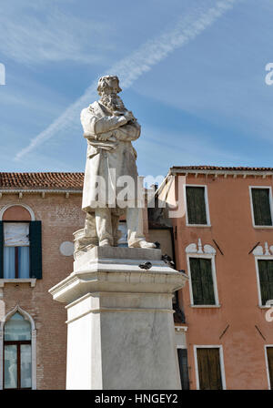 Niccolo Tommaseo statua su Santo Stefano piazza closeup a Venezia, Italia. Foto Stock