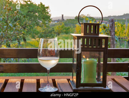 Candela bianca che brucia in portacandele di vetro su vassoio di metallo  vintage, casa calda e accogliente Foto stock - Alamy