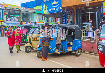 HAPUTALE, SRI LANKA - 30 novembre 2016: Il tuk-tuk driver attende i clienti sulla centrale via dello shopping in Haputale il 30 novembre. Foto Stock