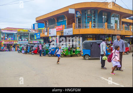 HAPUTALE, SRI LANKA - 30 novembre 2016: La scena urbana della cittadina in Sri Lanka, il 30 novembre a Haputale Foto Stock