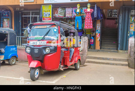 HAPUTALE, SRI LANKA - 30 novembre 2016: Il tuk-tuk taxi sul parcheggio in strada per lo shopping, Haputale il 30 novembre. Foto Stock