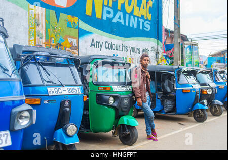 HAPUTALE, SRI LANKA - 30 novembre 2016: Il tuk-tuk driver attende i clienti al parcheggio dei taxi, il 30 novembre a Haputale Foto Stock