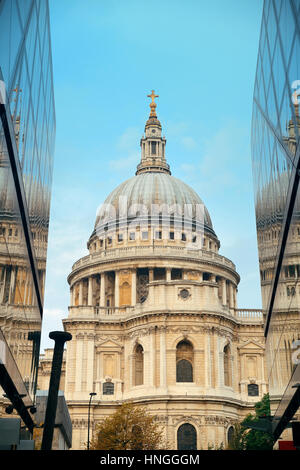 St Pauls Cathedral e riflessi nel giorno a Londra Foto Stock