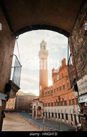 Municipio Torre Campanaria vista dal portone a Siena Italia. Foto Stock