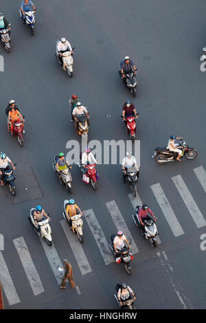 Motocicli e attraversamento pedonale a Ben Thanh rotonda, la città di Ho Chi Minh (Saigon), Vietnam Foto Stock