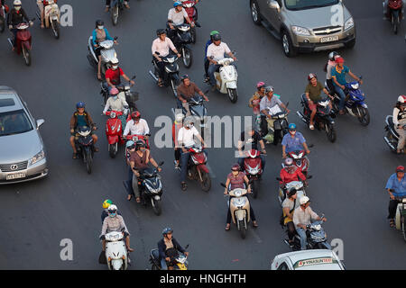 Motocicli e automobili a Ben Thanh rotonda, la città di Ho Chi Minh (Saigon), Vietnam Foto Stock