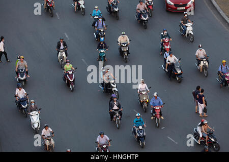 Motocicli a Ben Thanh rotonda, la città di Ho Chi Minh (Saigon), Vietnam Foto Stock