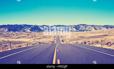 Vintage tonica deserto strada asfaltata, movimento in avanti concetto, STATI UNITI D'AMERICA. Foto Stock