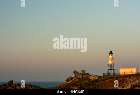 Headland Peninnis e faro St. Mary's Scillies all'alba Foto Stock