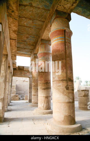 Grandi colonne con dipinti, carving figure e in geroglifici egiziani landmark Tempio di Karnak, monumento dichiarato patrimonio mondiale dall'Unesco, a Luxor Foto Stock