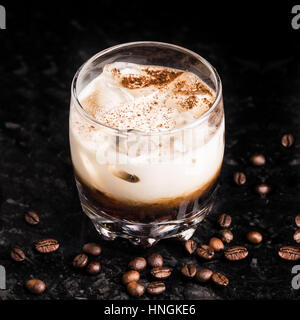 White Russian con chicchi di caffè in una tabella Foto Stock
