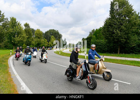 Vespa, Scooter, Tour, viaggio, drive, vintage, street, natura, storico, razza, il convoglio, persone boy, ragazza, escursione, outback, tuning, crociera, velocità, divertente, Foto Stock