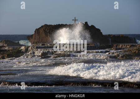 Crash delle onde sugli scogli lungo la costa frastagliata di Northwest Puerto Rico Foto Stock